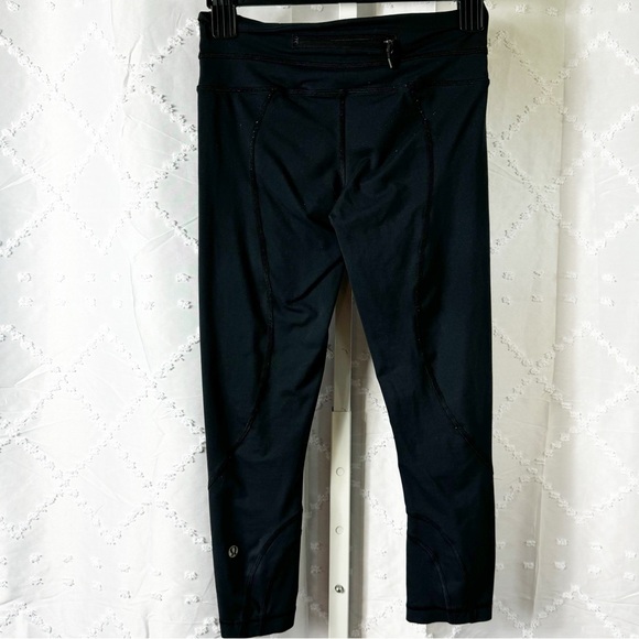 👀 97. LULULEMON black crop legging Sz 4 - Picture 2 of 8